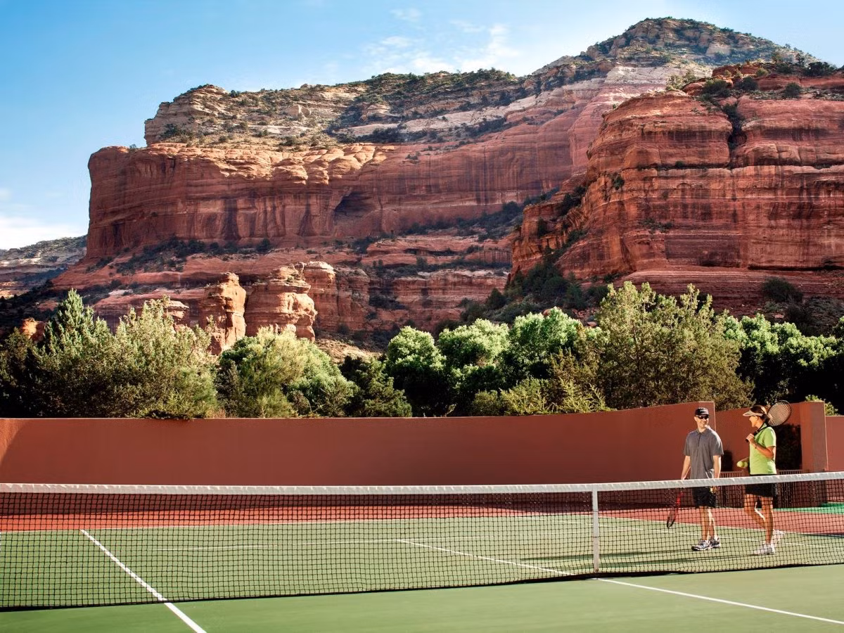 Khu nghỉ dưỡng Enchantment Resort nằm ở cửa ra vào của rặng núi đá đỏ Boynton Canyon (Mỹ). Khu nghỉ mát sang trọng cung cấp nhiều hoạt động miễn phí hàng tuần, bao gồm đi bộ đường dài và đi xe đạp để ngắm sao. Du khách cũng có thể trải nghiệm sân golf 18 lỗ nổi tiếng nép mình trong hẻm núi hẻo lánh.