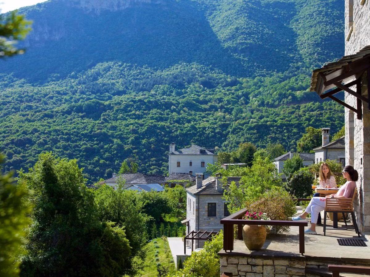 Nằm cao trong dãy núi Pindus của Hy Lạp, Aristi Mountain Resort &amp; Villas là điểm đến lý tưởng của những người tìm kiếm một nơi nghỉ ngơi đậm chất riêng tư.