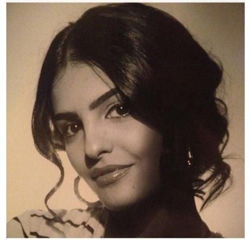 Tại Trung Đông vẫn còn rất khắt khe với lối ăn mặc của phụ nữ. Ameera bint Aidan bin Nayef Al-Taweel luôn ăn mặc kín đáo theo hướng thanh lịch, nhã nhặn, không quá cầu kỳ nhưng vẫn bắt mắt.