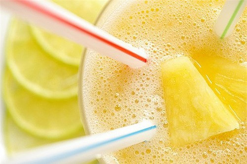 Tốt cho tiêu hóa. Dứa là loại quả chứa nhiều chất xơ bao gồm cả chất xơ hòa tan và không hòa tan. Chất xơ giúp cho việc tiêu hóa thức ăn, loại bỏ cholesterol dư thừa khỏi cơ thể. Ăn dứa hàng ngày có thể bảo vệ bạn khỏi một số vấn đề sức khỏe như tiêu chảy, xơ vữa động mạch vành, táo bón hay huyết áp 