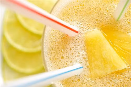 Tốt cho tiêu hóa. Dứa là loại quả chứa nhiều chất xơ bao gồm cả chất xơ hòa tan và không hòa tan. Chất xơ giúp cho việc tiêu hóa thức ăn, loại bỏ cholesterol dư thừa khỏi cơ thể. Ăn dứa hàng ngày có thể bảo vệ bạn khỏi một số vấn đề sức khỏe như tiêu chảy, xơ vữa động mạch vành, táo bón hay huyết áp 