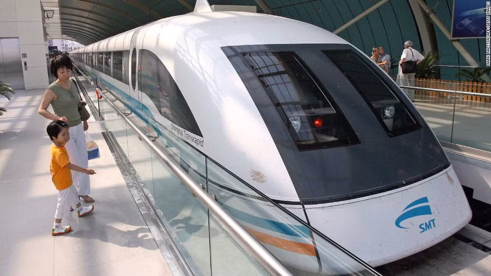 Sân bay Pudong Thượng Hải (Trung Quốc): Sân bay này khiến hàng khách hài lòng bởi nó kết nối với hệ thống tàu điện ngầm Shanghai Transrapid, một trong những phương tiện tàu điện nhanh nhất hiện nay.