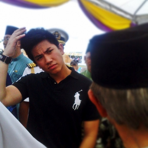 Chàng hoàng tử 9X có những thú chơi quý tộc như đánh golf, cưỡi ngựa polo và xài hàng hiệu.