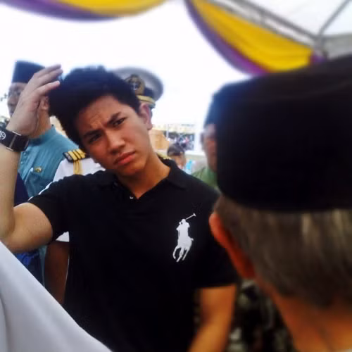 Chàng hoàng tử 9X có những thú chơi quý tộc như đánh golf, cưỡi ngựa polo và xài hàng hiệu.