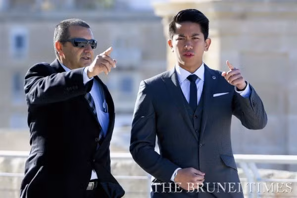  Hoàng tử Brunei Abdul Mateen, sinh năm 1991, xứng đáng là chàng hoàng tử trong mơ của tất cả các cô gái khi sở hữu thân hình chuẩn và phong cách ăn mặc khá chỉnh chu.