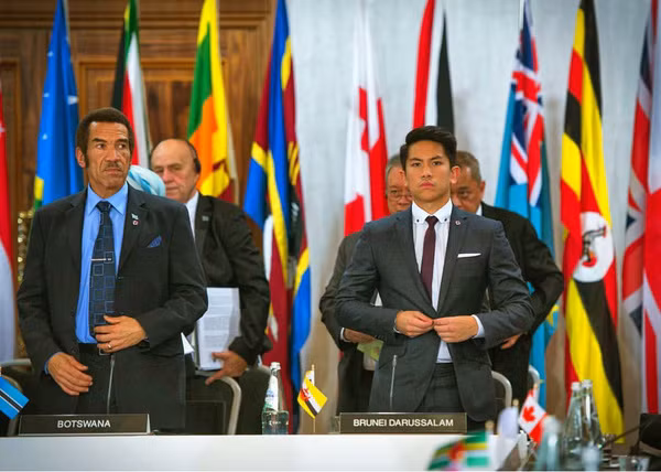 Xét về độ giàu có, có thể nói Hoàng tử Abdul Mateen là một trong những vị hoàng tử giàu có nhất thế giới khi sinh ra trong một gia đình hoàng gia của Quốc vương Brunei – Sultan Hassanal Bolkiah. Theo thống kê của tạp chí Forbes, quốc vương Brunei hiện là một trong những quốc vương giàu nhất thế giới khi sở hữu khối tài sản ròng lên tới 20 tỷ USD