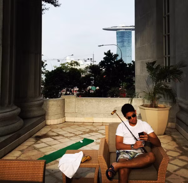 Hoàng tử Abdul Mateen cũng khá đam mê với công nghệ.