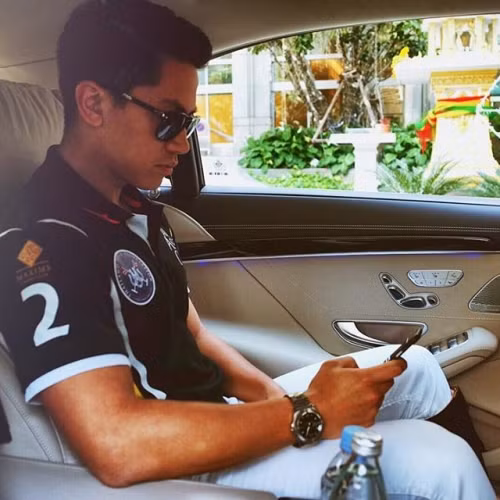 Được biết, Mateen sắp tới sẽ tham gia vào chính trường theo đúng con đường mà gia đình quý tộc của anh chàng đang đi.