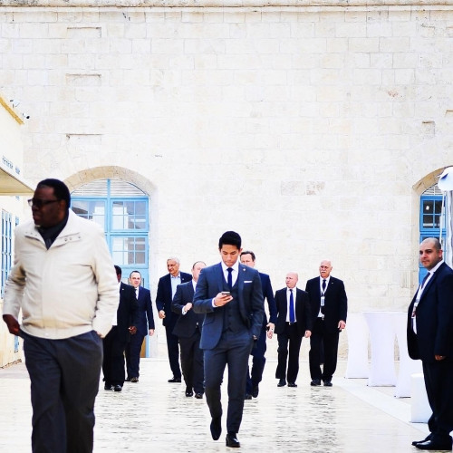 Những khi anh xuất hiện trong các cuộc họp, hội nghị, đàm phán... anh luôn thu hút rất nhiều ống kính bởi phong thái tự tin, đĩnh đạc của mình.