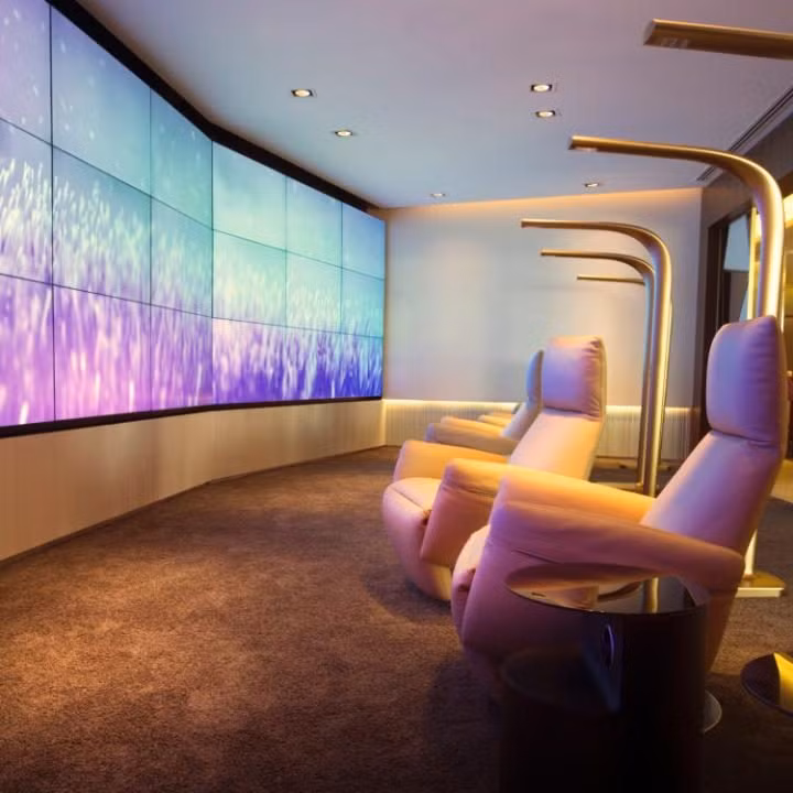 Tại nhà ga Terminal 3 của sân bay quốc tế Abu Dhabi (Các tiểu vương quốc Ả Rập thống nhất), hãng hàng không Etihad Airways vừa mở phòng chờ hạng nhất hết sức sanh chảnh. Khu vực này gồm nhà hàng ăn uống và hai quầy bar, phòng tập thể dục và khu nghỉ dưỡng spa cao cấp.