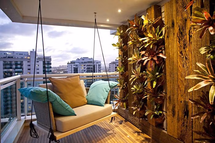 Ban công lãng mạn với chiếc xích đu và vườn cây thẳng đứng.