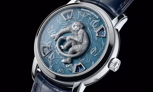 Theo giới thiệu của nhà sản xuất, chiếc đồng hồ sử dụng nghệ thuật tráng men Grand Feu để thực hiện bức tiểu họa chú khỉ trên mặt số. Grand Feu là một trong những kỹ thuật đòi hỏi sự tỉ mỉ và phức tạp bậc nhất của nghệ thuật chế tác đồng hồ.