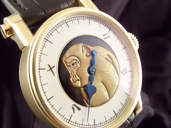 Được chế tác bởi hãng đồng hồ nổi tiếng Thụy Sĩ Speake Marin, chiếc đồng hồ hình khỉ Speake Marin Shimoda Majestic Monkey được khách đại gia đặt hàng với phần mặt đồng hồ là hình khỉ vàng - tượng trưng cho cung hoàng đạo.