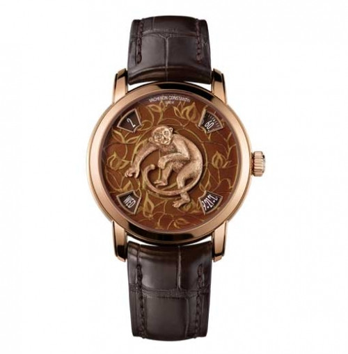 Các nghệ nhân phải tiến hành phủ chồng các lớp men, sau đó nung ở nhiệt độ khoảng 800-900 độ C để đảm bảo độ sâu và bền của màu. Tiến hành xong công đoạn Grand Feu, tiếp đến hình chú khỉ bằng chất liệu bạch kim hoặc vàng hồng, tùy phiên bản, sẽ được chạm lên mặt số.