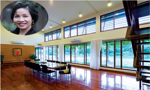 Biệt thự vườn của Mỹ Linh có diện tích khoảng 300m2. Ngôi nhà được thiết kế 2 tầng, chủ yếu bằng gỗ và kính trong. Nội thất bên trong khá hiện đại và đắt tiền.