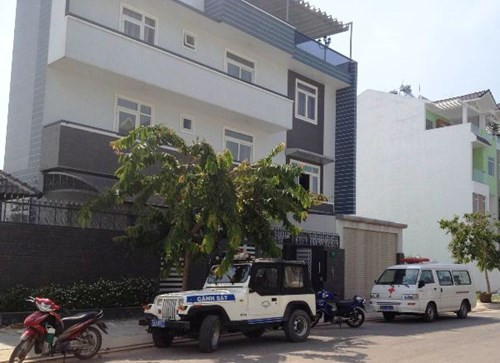 Theo đó, lúc 19h30 ngày 12/7, nghệ sĩ Kim Tử Long cùng gia đình rời căn biệt thự tại huyện Bình Chánh để đi ăn tối. Khoảng 21h30 cùng ngày, anh cùng gia đình trở về.