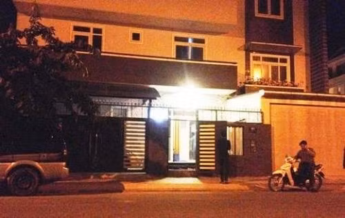 Khi cánh cửa căn biệt thự vừa hé mở, anh phát hiện chiếc két sắt đã bị đục phá hoàn toàn. Số tiền, vàng, ngoại tệ trong két sắt tri giá hàng tỷ đồng đã không cánh mà bay. Đây không phải biệt thự sao Việt duy nhất từng bị trộm ghé thăm.