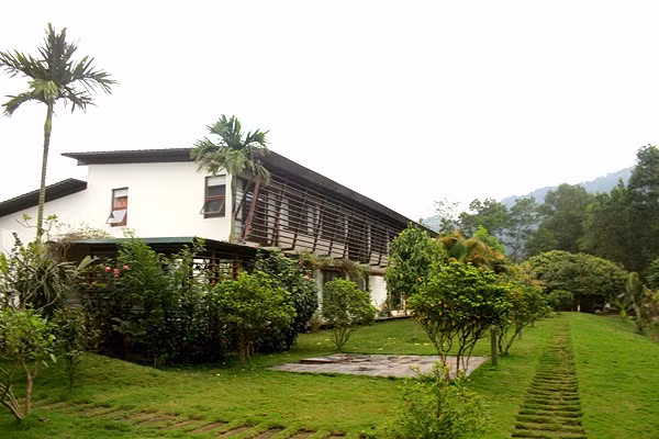 Trước đó, hồi tháng 9/2015, căn biệt thự của Mỹ Linh ở Sóc Sơn (Hà Nội) cũng bị trộm đột nhập, khoắng đồ. Ngôi nhà vườn của ca sĩ có nhiều tài sản giá trị. Sau đó, công an huyện Sóc Sơn (Hà Nội) đã vào cuộc và bắt được hai tên trộm đột nhập biệt thự của Mỹ Linh, lấy đi nhiều tài sản của gia đình.