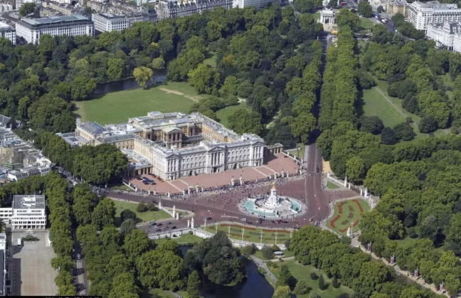 Cung điện Buckingham là nơi sinh sống của hoàng gia Anh, đồng thời là nơi tiếp đón và tổ chức những nghi lễ long trọng cấp quốc gia. Các bức tường của cung điện đã chứng kiến vô số các quyết định quốc gia, yến tiệc xa hoa và lễ đón tiếp các quan chức nước ngoài.