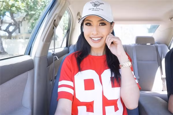 Ngoài thân hình nóng bỏng, Jacqueline Phạm còn khiến nhiều người phải trầm trồ ngưỡng mộ về độ giàu có và cuộc sống sang chảnh.