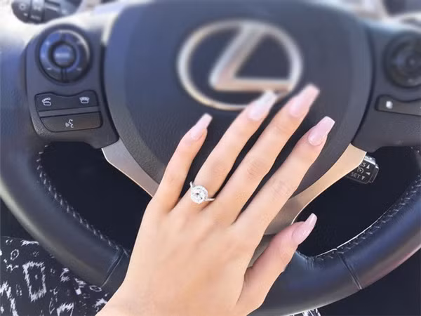 Cô nàng thường xuyên khiến mọi người ghen tị với những chiếc nhẫn kim cương trị giá đắt đỏ.