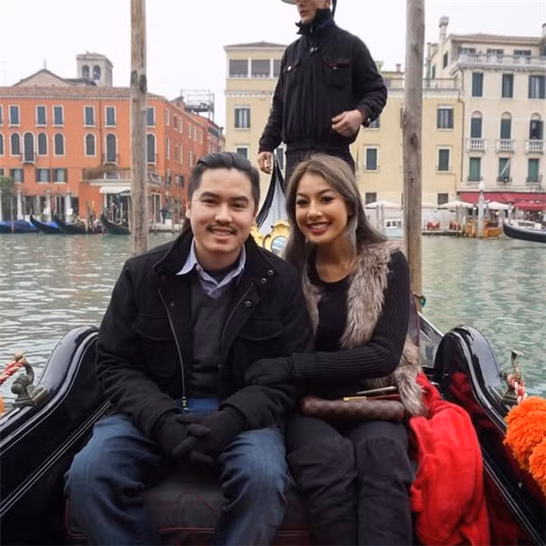 Ngoài thời gian làm việc, cô và gia đình thường xuyên có các chuyến đi chơi sang chảnh. Ảnh: Jacqueline và bạn trai trong chuyến du lịch tại Ý.