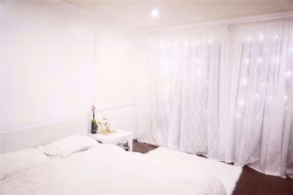 Hiện tại Jacqueline đang sống tại California, Mỹ. Phòng ngủ của Jacqueline rất tiện nghi và sang trọng. Đồ nội thất lấy tông trắng làm chủ đạo.