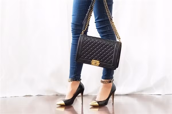 Trên trang cá nhân của mình, Jacqueline Phạm thường xuyên đăng tải hình ảnh những chiếc túi xách đắt đỏ.