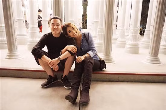 Điều khiến nhiều người ngưỡng mộ hơn có lẽ là sự ngọt ngào của Jacqueline và bạn trai. Thông thường chuyến du lịch nào cũng có mặt của cả hai.