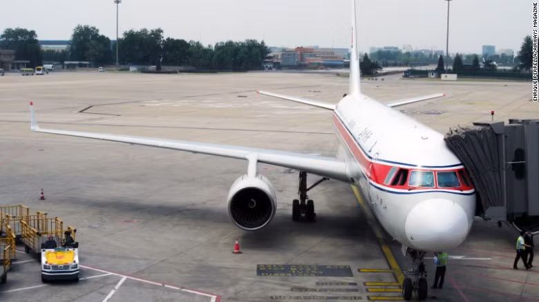Đại bản doanh của Air Koryo đóng ở sân bay Sunan tại Bình Nhưỡng. Hiện, hãng hàng không này có đường bay từ Triều Tiên nối với Trung Quốc, Nga và một số nước châu Âu. Ảnh: Chiếc Tupolev Tu-204 nằm trong đội bay của hãng Air Koryo. Đây là loại máy bay do Nga sản xuất từ thời Chiến tranh Lạnh.