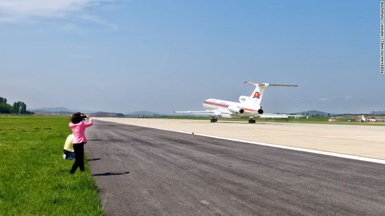 Air Koryo, tiền thân là hãng hàng không Sokao, được thành lập vào năm 1950 với sự hợp tác với Liên Xô cũ. Sau khi gián đoạn trong cuộc chiến tranh Triều Tiên, hãng tiếp tục bay lại vào năm 1954 với tên mới là Air Koryo. Ảnh: Chiếc máy bay cổ điển Tupolev Tu-154B chuyên chở hành khách chặng nội địa và quốc tế của hãng Air Koryo.
