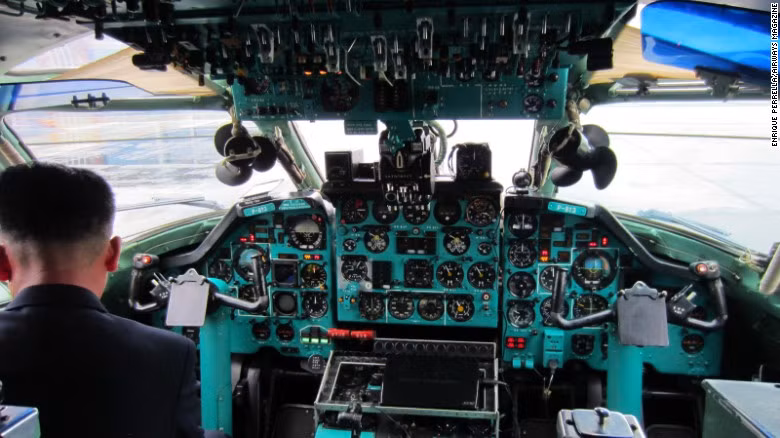 Khoang lái của chiếc phi cơ vẫn còn hoạt động khá tốt dù đã “lớn tuổi”.