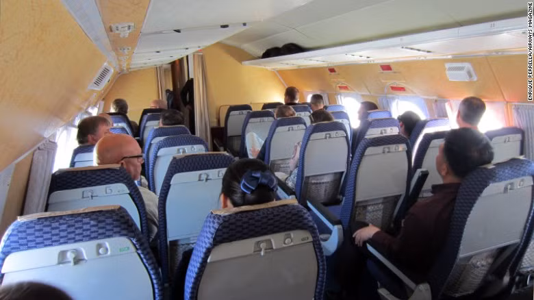 Cabin của chiếc Ilyushin Il-18 khá rộng và thoải mái dù khoảng cách giữa hàng trên với hàng dưới khá hẹp.