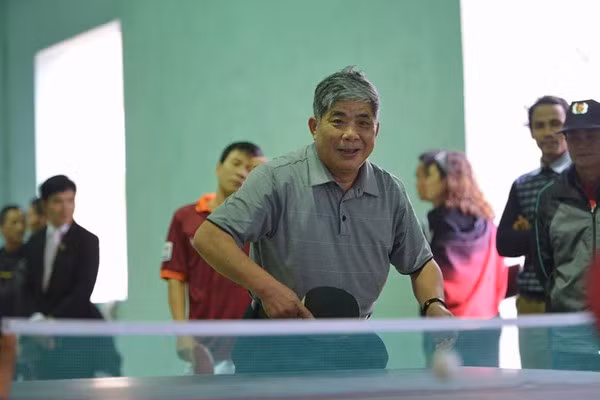 Nếu ông Thản ở Hà Nội thì căn phòng lúc nào cũng chật kín khách. Từ đối tác làm ăn, tới báo chí và có lẽ đông nhất là khách hàng. Bất cứ vấn đề gì khi khách hỏi, ông cũng mỉm cười “mua nhà thì hỏi tôi, tôi bán”. Ít có ông chủ doanh nghiệp nào lại trực tiếp bán từng căn hộ cho khách hàng.