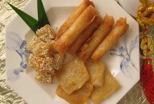 Mông Cổ: Tết của người Mông Cổ gọi là Tsagaan Sar, cũng kéo dài từ ngày mồng 1 Âm lịch cho đến hết ngày mồng 3 Âm lịch giống như tại Việt Nam hay Trung Quốc. Món ăn thường ngày không thể thiếu của người Mông Cổ là các loại bánh bột và sữa ngựa.