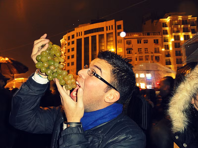 Mexico: Người Mexico cũng ăn nho vào thời khắc giao thừa. Mỗi quả nho sẽ tương ứng với một điều ước. Sau đó, họ sẽ thưởng thức bữa tiệc với đậu đen. Món đậu đen truyền thống được hầm với chân giò và thịt.