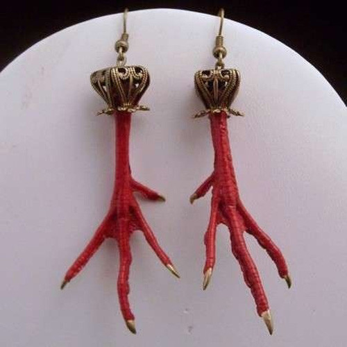 Đôi khuyên tai hình chân chim kỳ lạ.