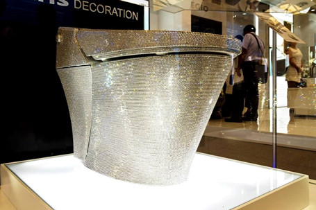 Chiếc bồn cầu khảm kim cương có giá lên tới 128.390 USD (hơn 2,5 tỷ đồng): Chiếc bồn cầu đắt đỏ này được nạm kỳ công với hơn 72.000 viên kim cương Swarovski. Năm 2015, chiếc bồn cầu được trưng bày tại Thượng Hải- Trung Quốc.