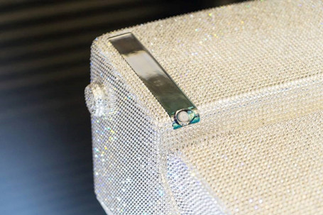 Chiếc bồn cầu do INAX Corp, một công ty Nhật Bản thiết kế, tuy nhiên đại diện công ty cho biết INAX Corp sẽ không bán thiết bị này. Để tạo ra một bệ xí gắn kim cương sang chảnh như thế này thì thường các nghệ nhân phải mất hơn một tháng để thực hiện.