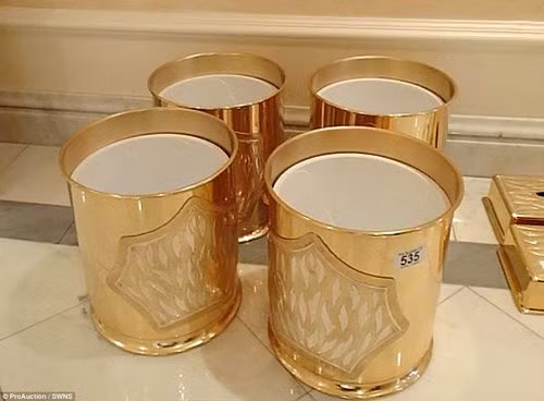 Ngay cả những chiếc thùng đựng rác trong nhà vệ sinh cũng được mạ vàng 24k.