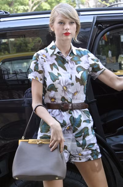 Túi Sara của nhà mốt Italy cũng được người đẹp yêu thích có giá 2.295 USD (51 triệu đồng).