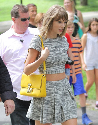 Túi Linda của Dolce &amp; Gabbana trẻ trung, năng động có giá 1.345 USD (khoảng 30 triệu đồng).