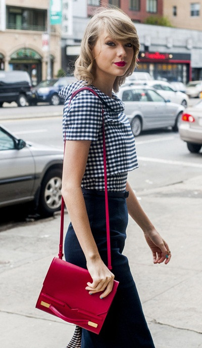 Chiếc túi cầm tay Midi màu đỏ hồng của J.Mendel được Taylor Swift sử dụng không chỉ ngoài đường phố mà cả khi tham dự sự kiện. Giá của nó là 1.650 USD (hơn 36 triệu đồng).