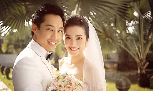 John Từ - chồng người mẫu Trúc Diễm: John Từ, ông xã Trúc Diễm năm nay 35 tuổi, là một Việt kiều Mỹ. John Từ sở hữu ngoại hình bảnh bao, phong độ. Cặp đôi kết hôn vào tháng 2/2015, sau gần 3 năm hẹn hò.