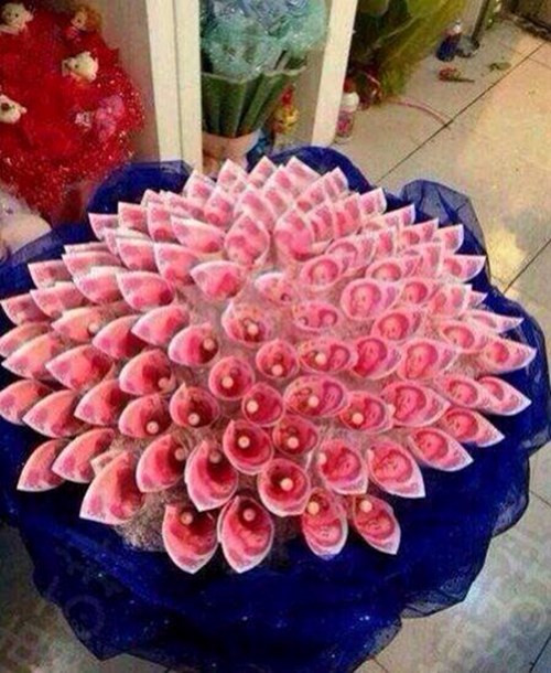 Mùa lễ Tình nhân năm nay, các cửa hàng hoa tại Trung Quốc rất chuộng bán những bó hoa tiền giấy.