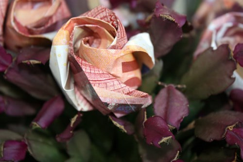 Những bông hoa tiền giấy được gấp công phu.