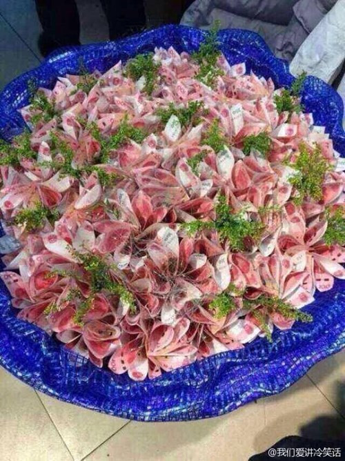 Những bó hoa tiền thật vừa có giá trị vật chất vừa được coi là món quà thể hiện tình cảm cực ấn tượng dịp Valentine.