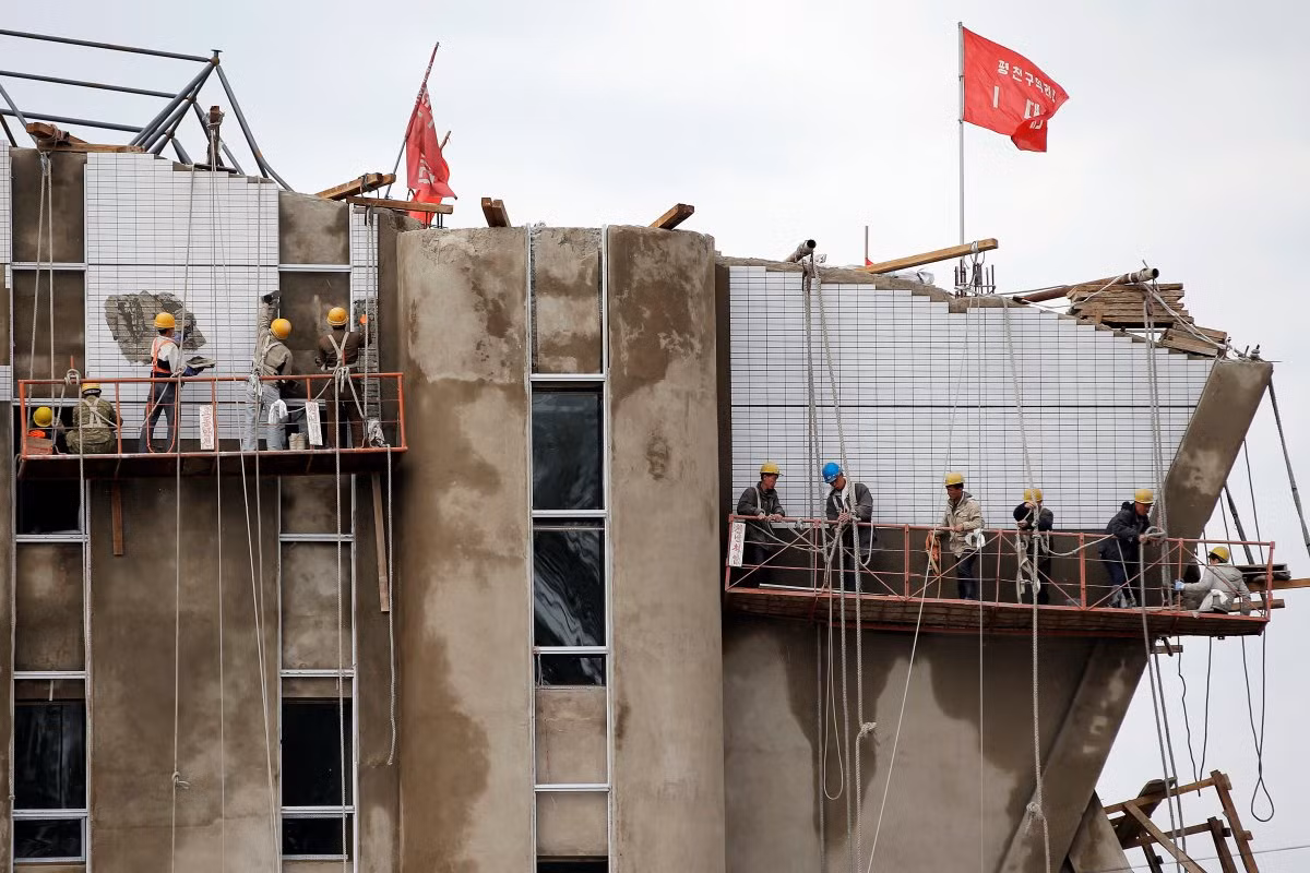 Nhiều tòa nhà ở đây đã xuống cấp nên hàng ngàn người lao động buộc phải làm việc nhiều giờ để xây dựng mới hoặc tu sửa lại.