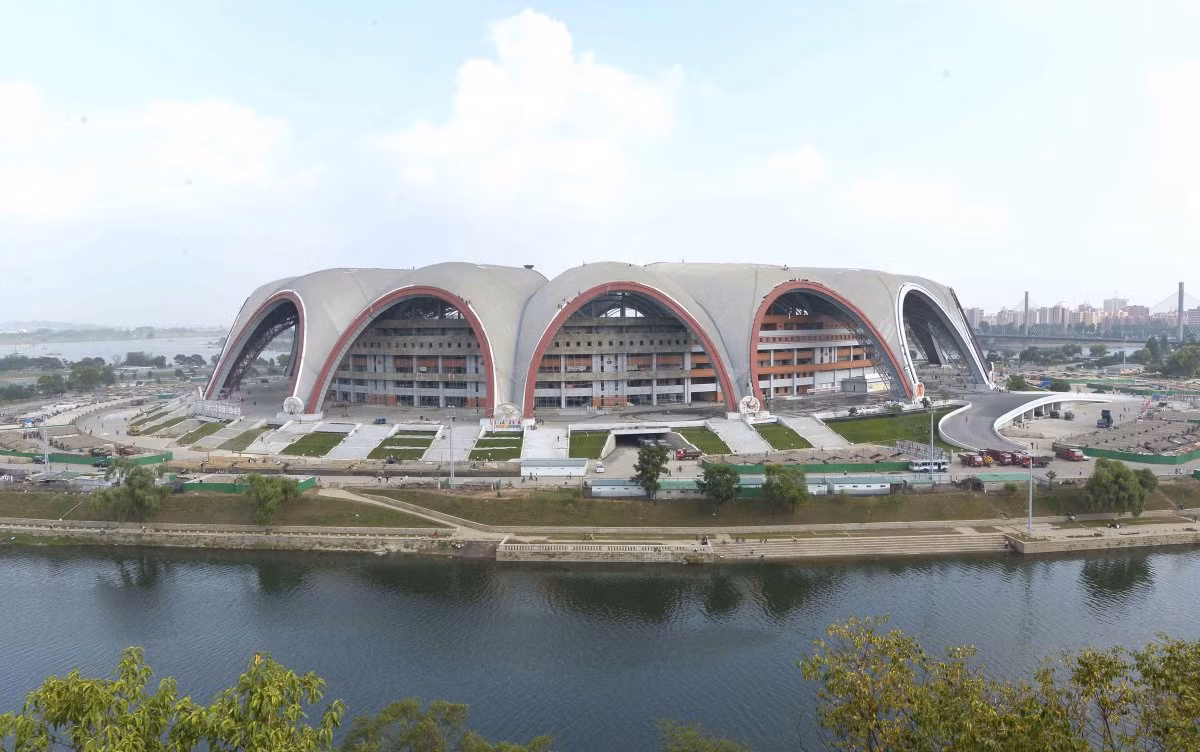 Sân vận động May Day ở Triều Tiên là một trong những đấu trường thể thao lớn nhất thế giới. Sân vận động này có sức chứa khoảng 150.000 người.