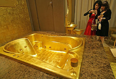 Hình ảnh chiếc bồn tắm thủy lực bằng vàng khối trong hội chợ triệu phú ở Thượng Hải, Trung Quốc.